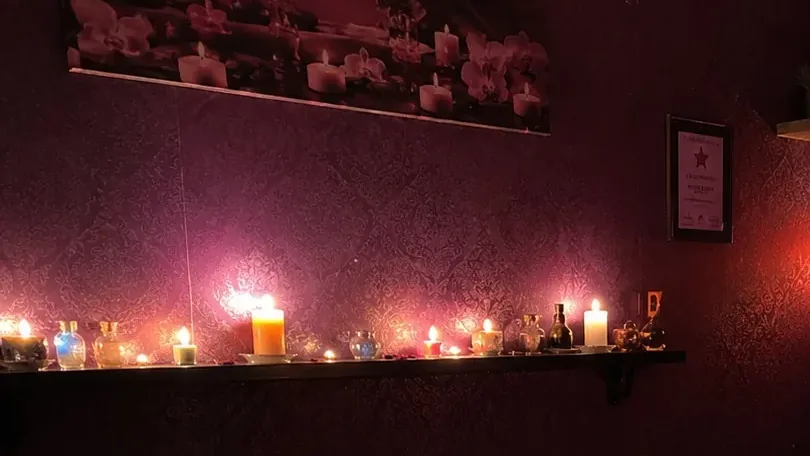 Masaj odasındaki mum rafı — Lila Spa, Şirinevler misafirlerine hizmet veren salon